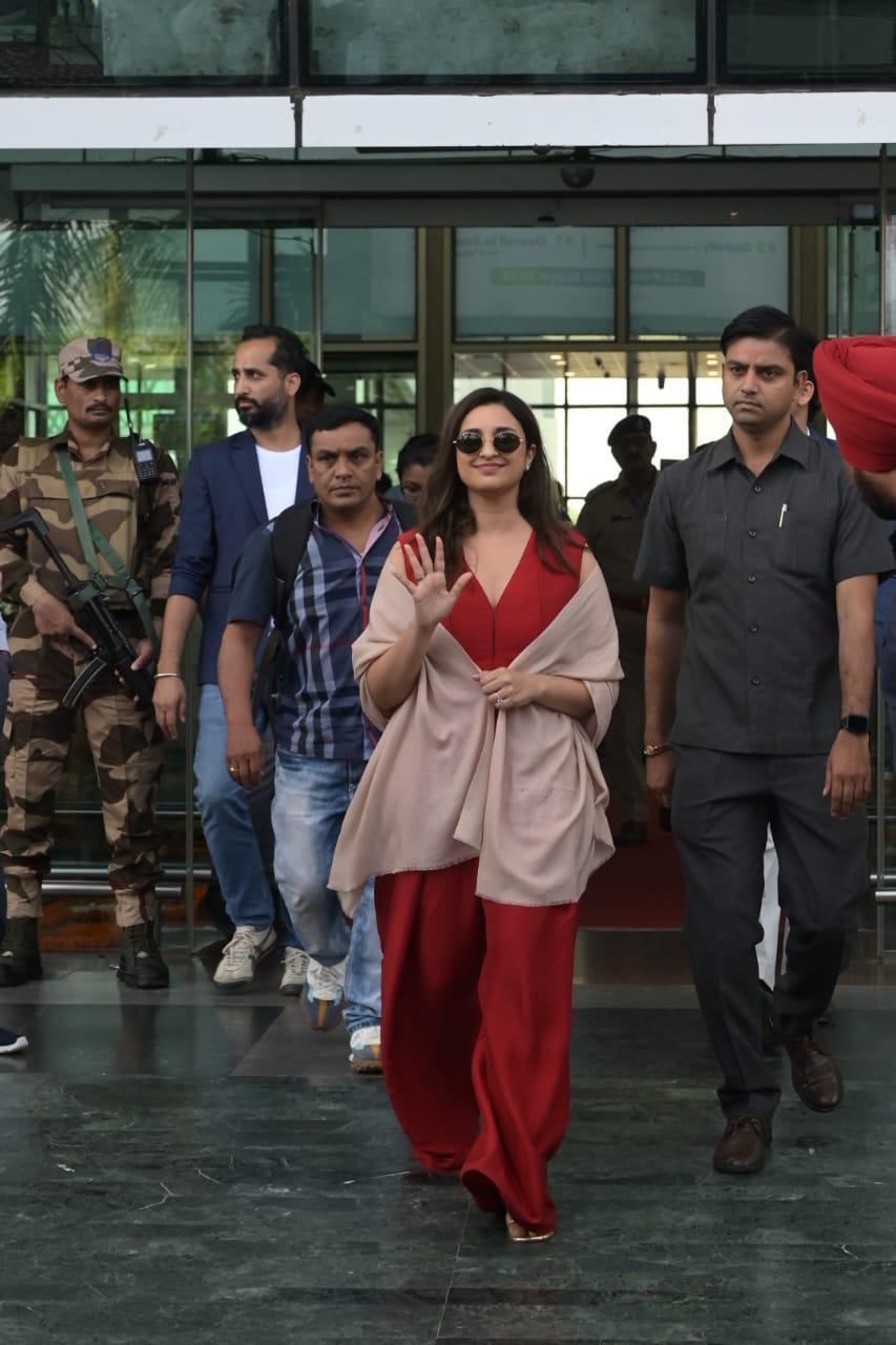 She was surrounded by the airport staff and was reportedly happy to see the welcome boards dedicated to her and Raghav Chadha